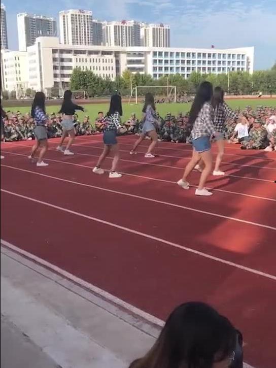 吃瓜小姐姐跳舞视频,舞蹈实力派!