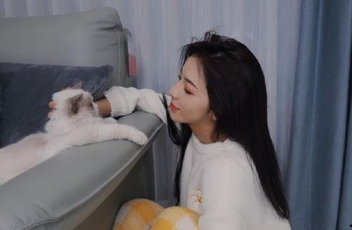 刘思瑶吃瓜一夜爆火视频,视频走红网络,网友热议不断