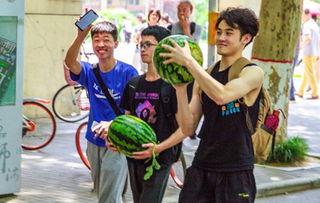 潍坊学生跳舞吃瓜视频,青春活力映衬田园风光