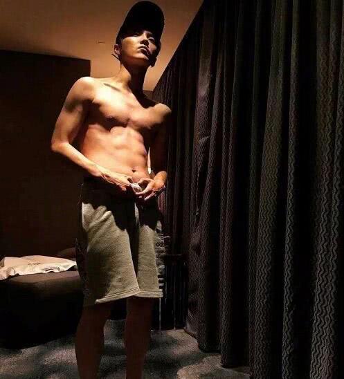 腹肌男吃瓜视频,揭秘娱乐圈幕后故事