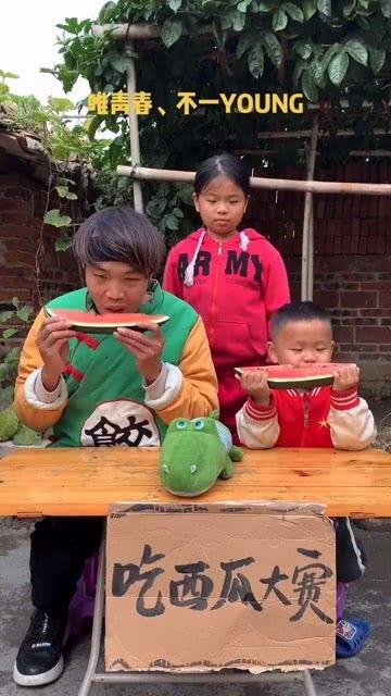 骑车吃瓜搞笑视频