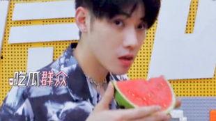 动感吃瓜帅哥视频,帅哥魅力四射，视频瞬间走红网络