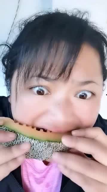 两个农村妇女吃瓜视频