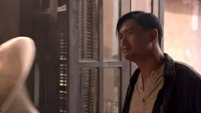 小伙吃瓜看打架的视频,小伙直播吃瓜看打架，网友热议现场火爆